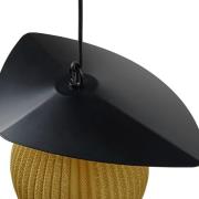 Gubi buiten hanglamp Satellite, 57x36 cm, zwart/mosterdgoud