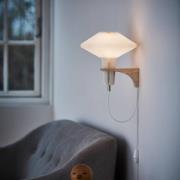 Le KLINT The Mushroom wandlamp, met eikenhout