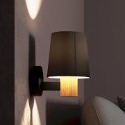 Wandlamp Edale stoffen kap cappuccino, houtdetail