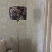 Vloerlamp Amy, Dahlia bruin/goud, hoogte 150 cm, textiel, E27