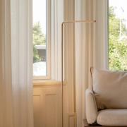 UMAGE LED vloerlamp Omni, messingkleurig, hoogte 143 cm, 2-lamps.